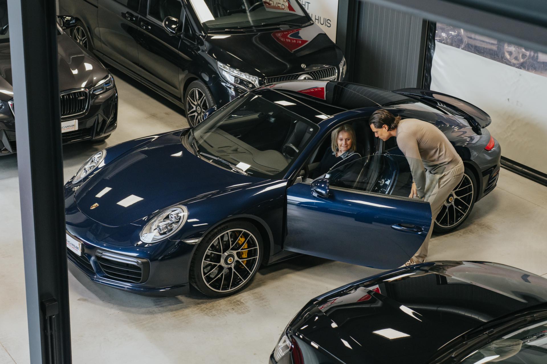 Adviesmoment bij Porsche aankoop in showroom van Trex Cars België